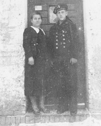 Ernst Mareck mit seiner Mutter beim Heimaturlaub