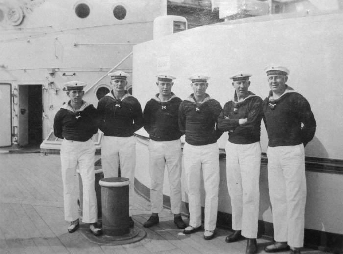 Franz Miodonski (2. von links) mit anderen Bootsmannsmaaten am achteren Geschützturm der Schleswig-Holstein