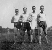 Franz Miodonski (links) mit einigen Kameraden beim Sport