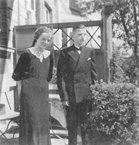 Ursula und Heinz Ziegler zuhause in Lübeck wahrscheinlich anlässlich der Konfirmation im feinen Anzug.
