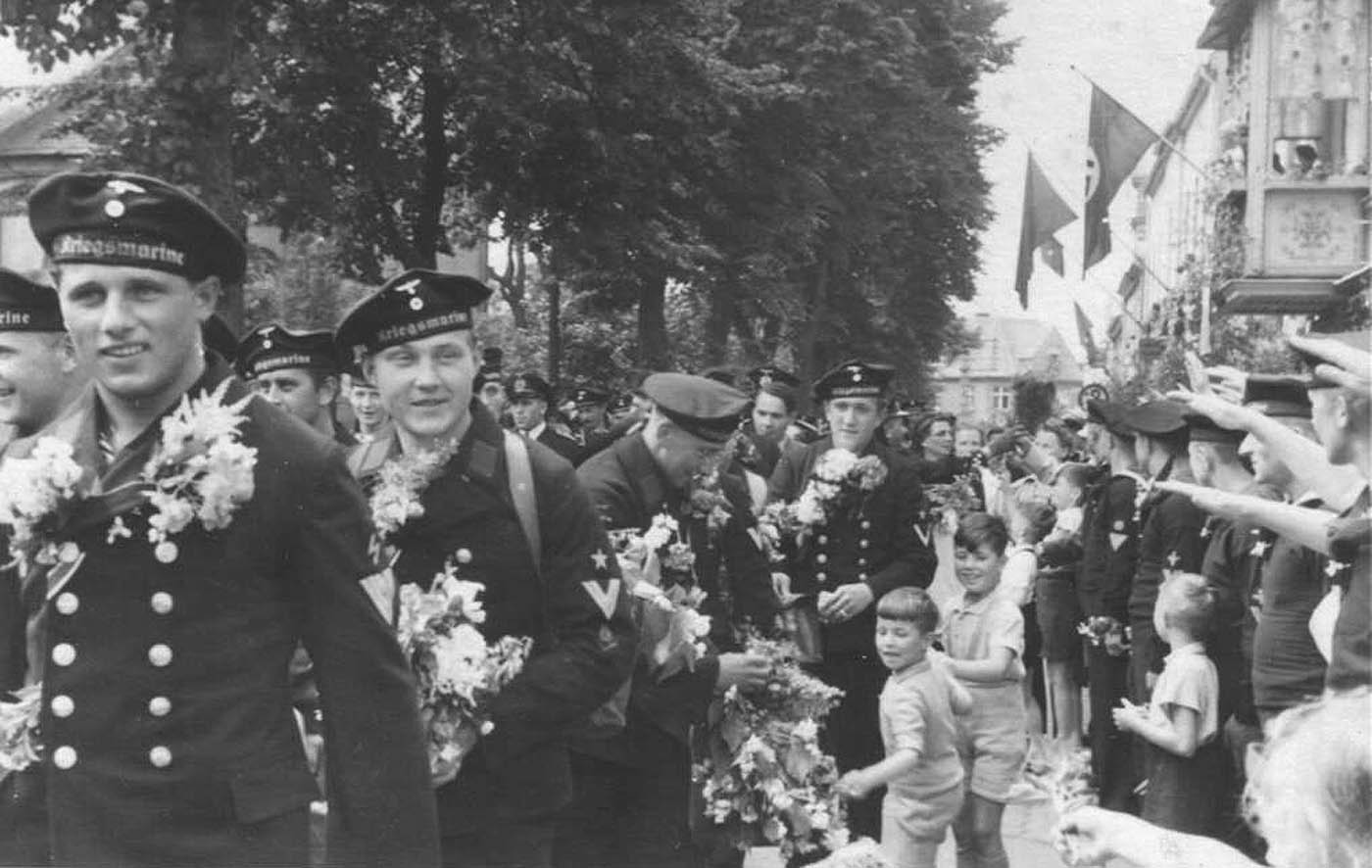 Begrüßung der aus Norwegen heimgekehrten Besatzung der Georg Thiele Helmut Baltz (links im Bild) war damals Funkhauptgefreiter und frisch mit dem Eisernen Kreuz 2. Klasse ausgezeichnet