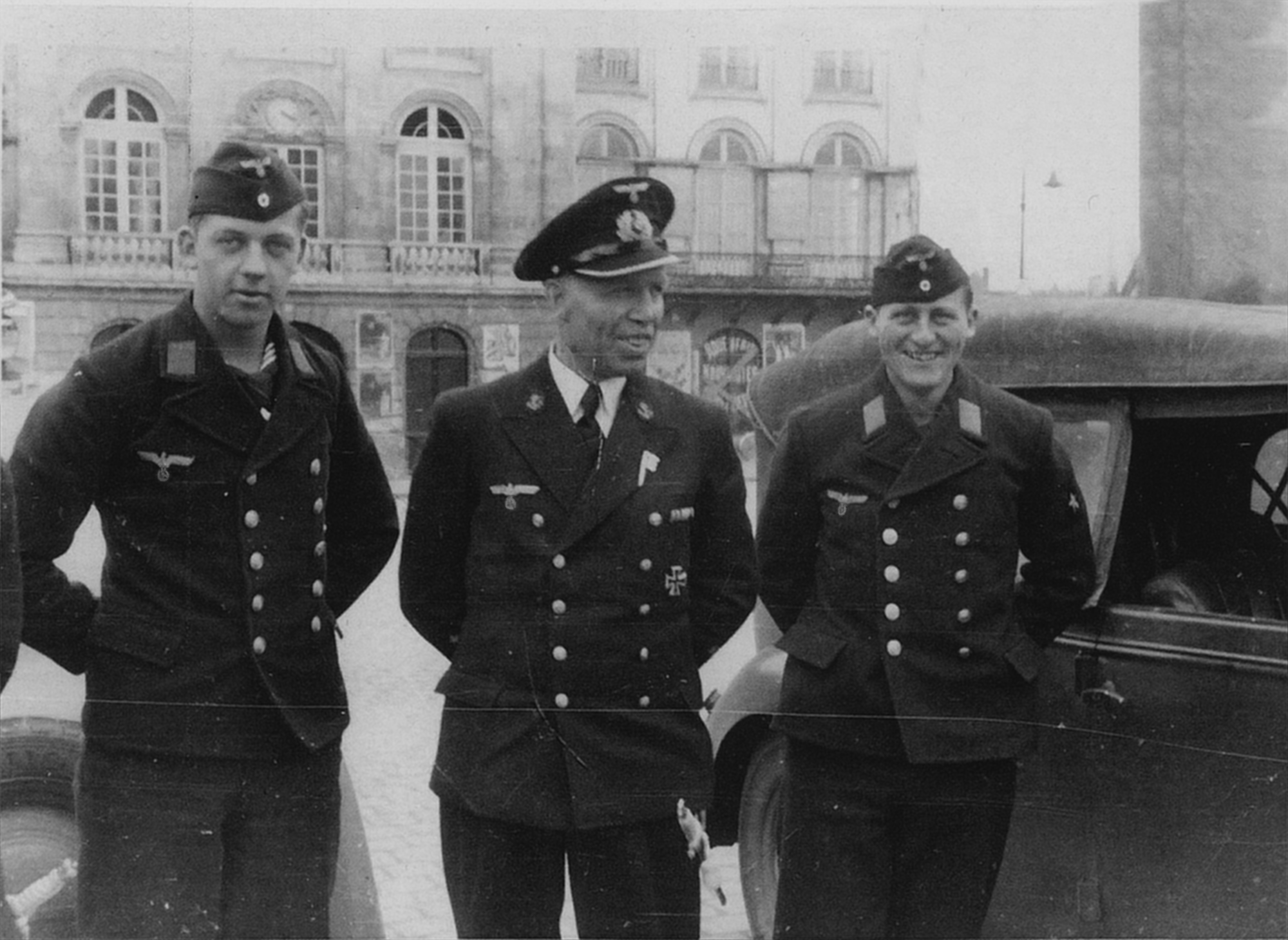 Walter Lorenzen und Otto Maus zusammen mit ihrem Retter Leutnant z. S. (S) Ernst Wilhelm Schütte (Mitte), Kommandant des Wetterbeobachtungsschiffes Sachsenwald, in Paris
