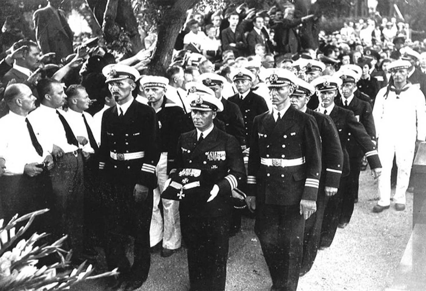 Bei der Beisetzung Kapitän zur See Langsdorffs nach dessen Freitod trug Paul Ascher das Ordenskissen