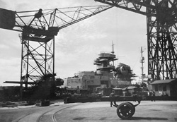 The <i>Bismarck</i> beeing built at the dock yard of Blohm & Voss