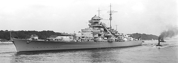 Das Schlachtschiff Bismarck 1940 auf der Elbe