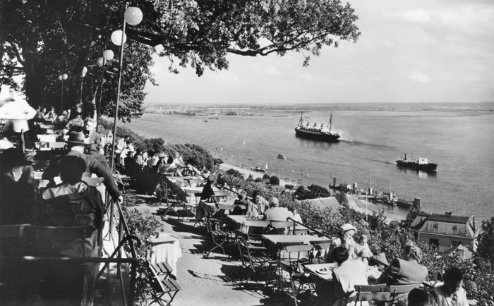 Im Sommer 1928 führte Arthur Meier das Hamburger Restaurant Süllberg hoch über der Elbe.