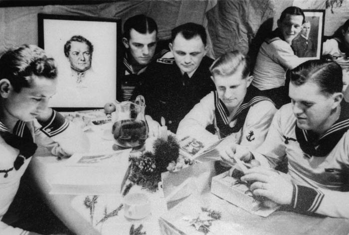 Weihnachten 1939 feierte Oberbootsmann Franz Miodonski (3. von links) im Wohndeck mit seinen Maaten vom Schlachtschiff Gneisenau