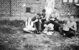 Franz Miodonski (2. von rechts) im Kreise seiner Familie