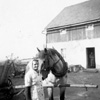 Die Mutter auf dem Hof ihres vierten Sohn
